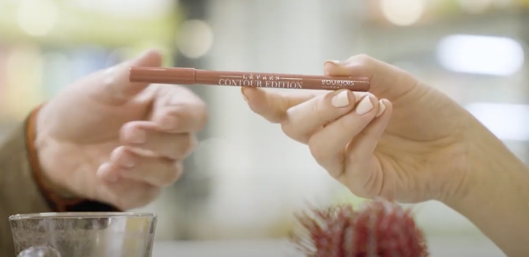 Карандаш для губ Bourjois в руке
