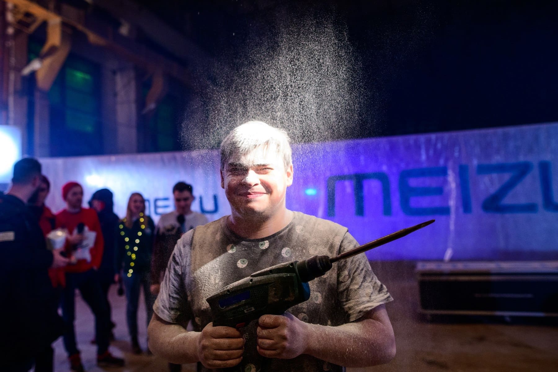 Мужчина с дрелью на съемке